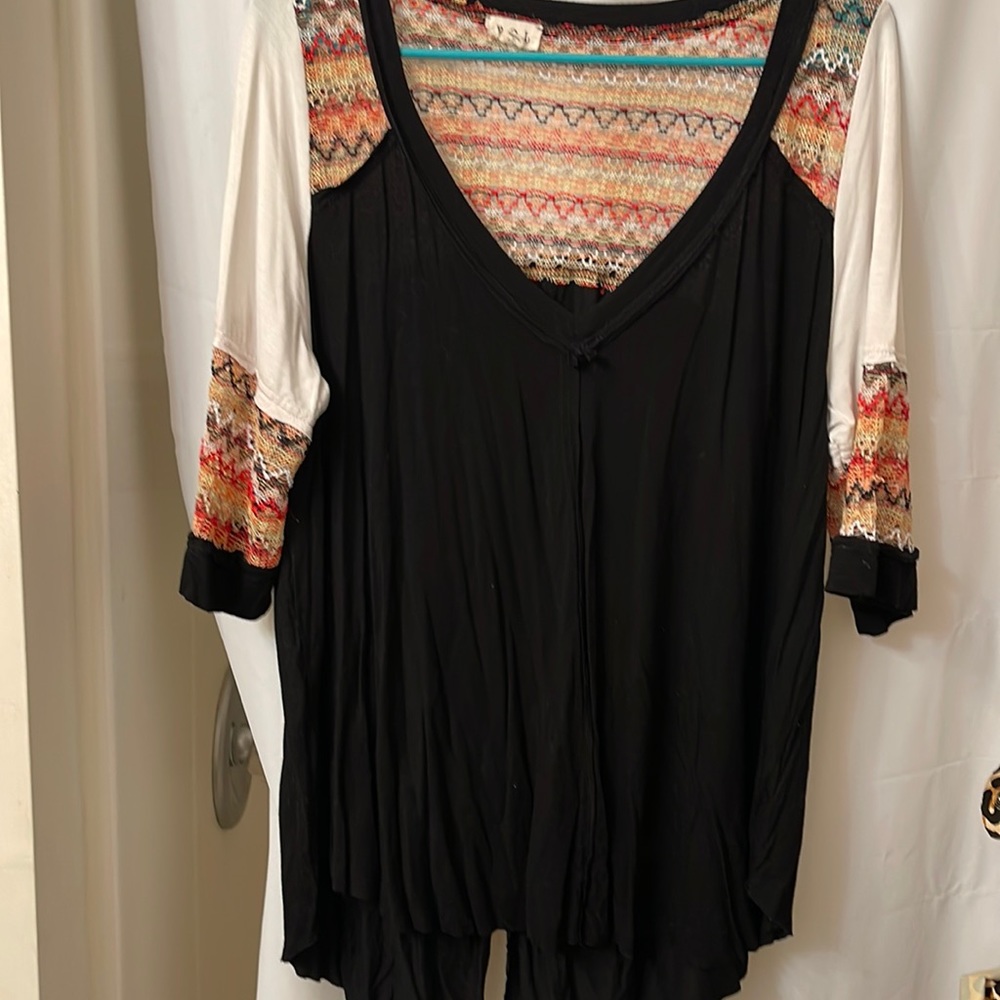 Women’s short sleeve, net, raw hemmed top